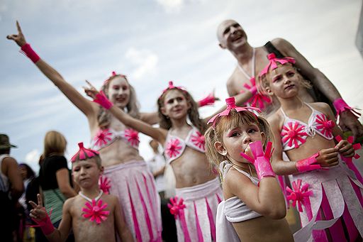 13 августа в Цюрихе прошел традиционный Уличный парад (Street Parade), который является одним из самых посещаемых технопарадов в Европе. На набережной города собрались тысячи разряженных людей