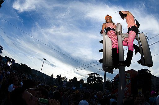 13 августа в Цюрихе прошел традиционный Уличный парад (Street Parade), который является одним из самых посещаемых технопарадов в Европе. На набережной города собрались тысячи разряженных людей