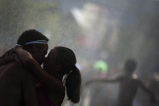 13 августа в Цюрихе прошел традиционный Уличный парад (Street Parade), который является одним из самых посещаемых технопарадов в Европе. На набережной города собрались тысячи разряженных людей