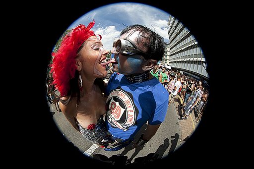 13 августа в Цюрихе прошел традиционный Уличный парад (Street Parade), который является одним из самых посещаемых технопарадов в Европе. На набережной города собрались тысячи разряженных людей