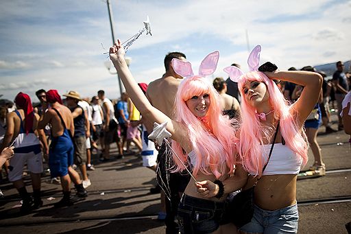 13 августа в Цюрихе прошел традиционный Уличный парад (Street Parade), который является одним из самых посещаемых технопарадов в Европе. На набережной города собрались тысячи разряженных людей