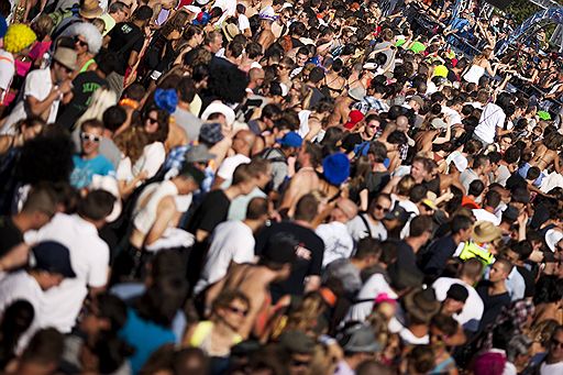 13 августа в Цюрихе прошел традиционный Уличный парад (Street Parade), который является одним из самых посещаемых технопарадов в Европе. На набережной города собрались тысячи разряженных людей