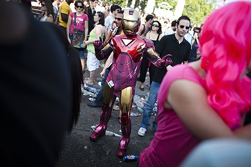 13 августа в Цюрихе прошел традиционный Уличный парад (Street Parade), который является одним из самых посещаемых технопарадов в Европе. На набережной города собрались тысячи разряженных людей