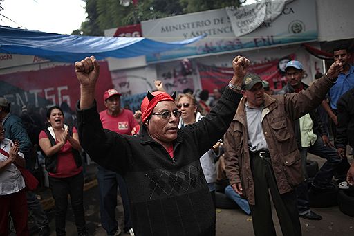 17.08.2011 В столице Гватемалы проходят масштабные акции протеста работников социальной сферы с требованием повышения зарплат. Протестующие в течение нескольких часов блокировали одну из улиц в центре Гватемалы. Для разгона недовольных полиции пришлось применить слезоточивый газ