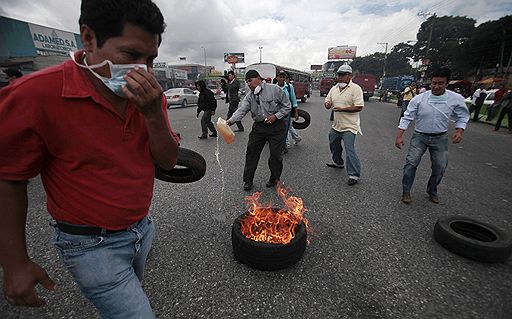 17.08.2011 В столице Гватемалы проходят масштабные акции протеста работников социальной сферы с требованием повышения зарплат. Протестующие в течение нескольких часов блокировали одну из улиц в центре Гватемалы. Для разгона недовольных полиции пришлось применить слезоточивый газ