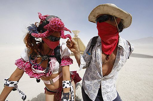 01.09.2011 В американском штате Невада проходит ежегодный фестиваль Burning Man. На неделю, которую продожается фестиваль, в пустыне устанавливают различные фигуры, предметы искусства. Кульминацией служит сожжение деревянного человека в последний день праздника