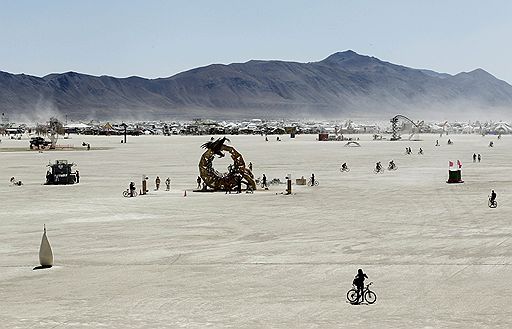 01.09.2011 В американском штате Невада проходит ежегодный фестиваль Burning Man. На неделю, которую продожается фестиваль, в пустыне устанавливают различные фигуры, предметы искусства. Кульминацией служит сожжение деревянного человека в последний день праздника