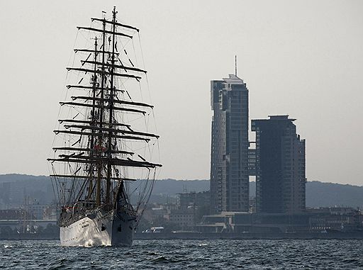 05.09.2011 В порту польского города Гдыня, собрались суда, принимавшие участие в Международной регате &quot;The Culture 2011 Tall Ships Regatta&quot;. 
Парусные гонки прошли по маршруту от города Клайпеда в Литве, через Турку в Финляндии в Гдыня. В первом этапе регаты российский барк &quot;Крузенштерн&quot; занял второе место среди судов своего класса