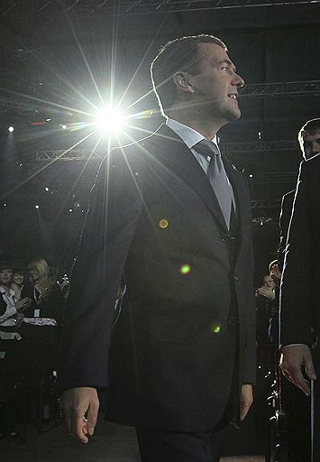 24.09.2011 В Москве в Лужниках прошел съезд партии «Единая Россия». На нем разрешилась главная политическая интрига — Дмитрий Медведев предложил Владимиру Путину баллотироваться в президенты России, а сам согласился работать в правительстве и возглавить партию власти