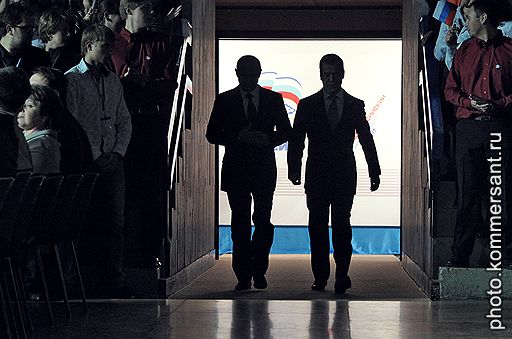 24.09.2011 В Москве в Лужниках прошел съезд партии «Единая Россия». На нем разрешилась главная политическая интрига — Дмитрий Медведев предложил Владимиру Путину баллотироваться в президенты России, а сам согласился работать в правительстве и возглавить партию власти