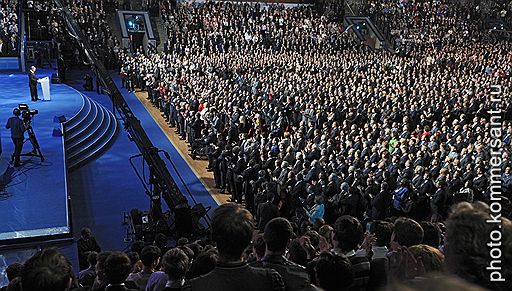 24.09.2011 В Москве в Лужниках прошел съезд партии «Единая Россия». На нем разрешилась главная политическая интрига — Дмитрий Медведев предложил Владимиру Путину баллотироваться в президенты России, а сам согласился работать в правительстве и возглавить партию власти