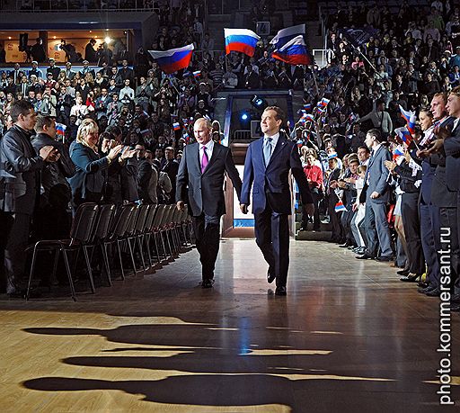 24.09.2011 В Москве в Лужниках прошел съезд партии «Единая Россия». На нем разрешилась главная политическая интрига — Дмитрий Медведев предложил Владимиру Путину баллотироваться в президенты России, а сам согласился работать в правительстве и возглавить партию власти