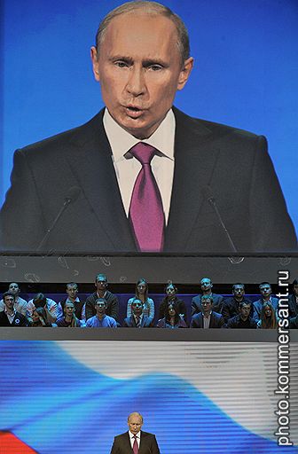 24.09.2011 В Москве в Лужниках прошел съезд партии «Единая Россия». На нем разрешилась главная политическая интрига — Дмитрий Медведев предложил Владимиру Путину баллотироваться в президенты России, а сам согласился работать в правительстве и возглавить партию власти