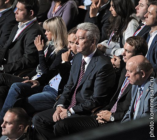 24.09.2011 В Москве в Лужниках прошел съезд партии «Единая Россия». На нем разрешилась главная политическая интрига — Дмитрий Медведев предложил Владимиру Путину баллотироваться в президенты России, а сам согласился работать в правительстве и возглавить партию власти