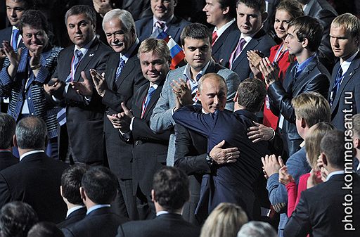 24.09.2011 В Москве в Лужниках прошел съезд партии «Единая Россия». На нем разрешилась главная политическая интрига — Дмитрий Медведев предложил Владимиру Путину баллотироваться в президенты России, а сам согласился работать в правительстве и возглавить партию власти