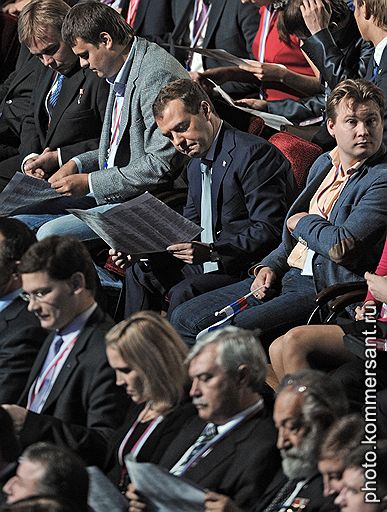 24.09.2011 В Москве в Лужниках прошел съезд партии «Единая Россия». На нем разрешилась главная политическая интрига — Дмитрий Медведев предложил Владимиру Путину баллотироваться в президенты России, а сам согласился работать в правительстве и возглавить партию власти