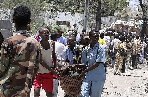 04.10.2011 В столице Сомали Могадише 4 октября прогремел взрыв возле комплекса правительственных зданий, в результате погибли 70 человек, около 50 ранены. Ответственность за теракт взяла на себя исламистская группировка &quot;Аш-Шабаб&quot;, связанная с &quot;Аль-Каидой&quot;.