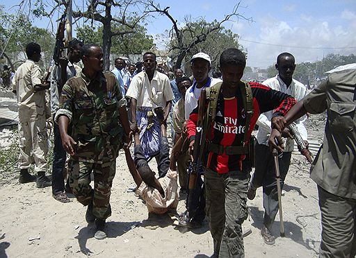 04.10.2011 В столице Сомали Могадише 4 октября прогремел взрыв возле комплекса правительственных зданий, в результате погибли 70 человек, около 50 ранены. Ответственность за теракт взяла на себя исламистская группировка &quot;Аш-Шабаб&quot;, связанная с &quot;Аль-Каидой&quot;.
