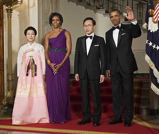 13.10.2011. 13 октября президент Южной Кореи Ли Мен Бак провел переговоры со своим американским коллегой Бараком Обамой. Вечером в честь высокого гостя и его супруги был дан государственный обед в Белом доме.