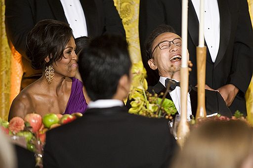 13.10.2011. 13 октября президент Южной Кореи Ли Мен Бак провел переговоры со своим американским коллегой Бараком Обамой. Вечером в честь высокого гостя и его супруги был дан государственный обед в Белом доме.