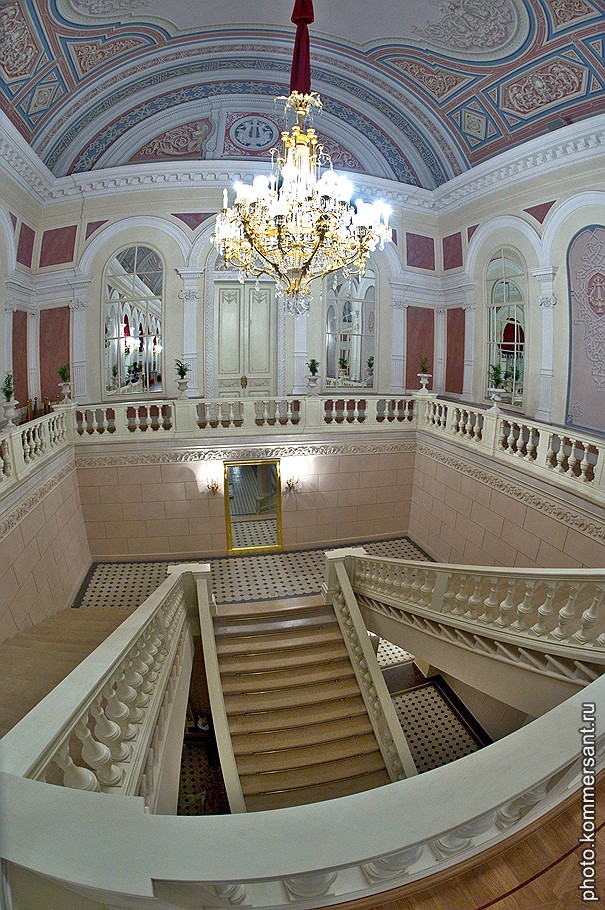 Лестница в белое фойе