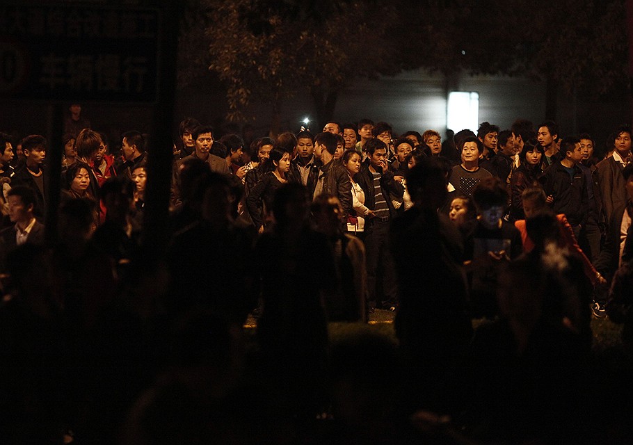 27.10.2011 В китайской провинции Чжэцзян вспыхнули массовые беспорядки. Тысячи рабочих швейных фабрик вышли на улицы и начали громить автомобили. Поводом для выступлений стал конфликт с налоговыми органами

