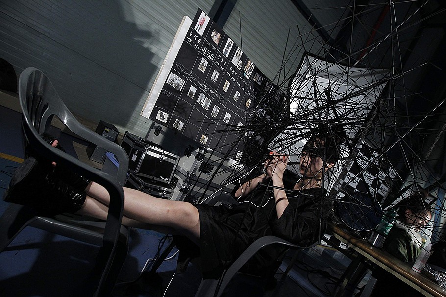 06.12.2011 В Сеуле проходит показ коллекции причесок-2012. Корейские модели демонстрирует прически, которые поражают своей сложностью и оригинальностью