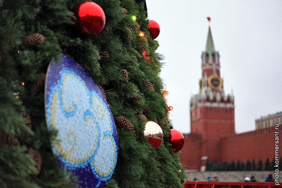 Москва приготовилась к встрече Нового года еще в конце ноября. Улучшить настроение москвичей пораньше распорядился столичный мэр Сергей Собянин. Елей в городе в этом году установили вдвое больше