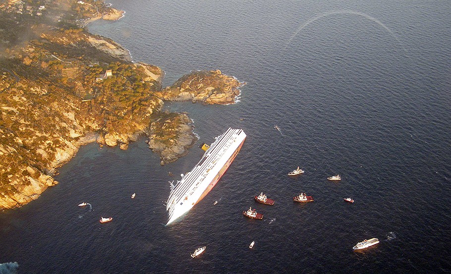 Круизный лайнер Costa Concordia сел на мель недалеко от острова Джильо на побережье Тосканы в ночь на 14 января 2012 года
