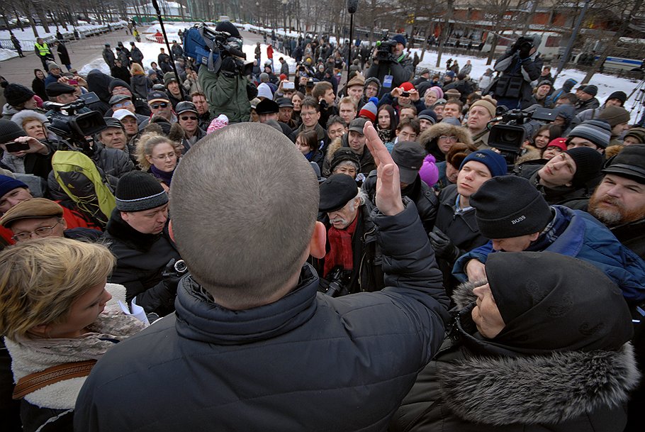 Сергей Удальцов (в центре) 
