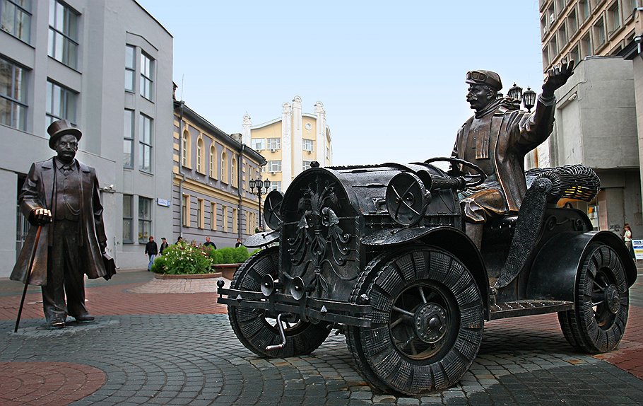 Скульптурная группа &quot;Банкир и его шофер&quot;. Екатеринбург
