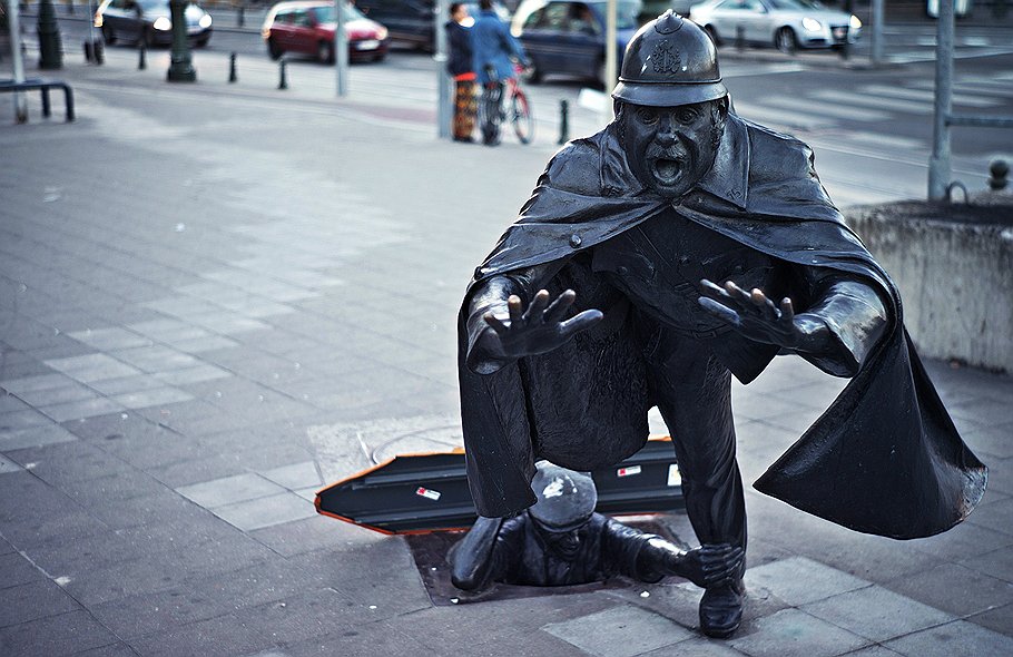 Памятник полицейскому, ловящему преступника. Брюссель
