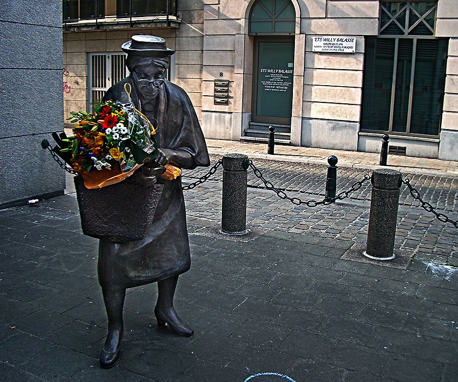 Памятник старушке. Брюссель 