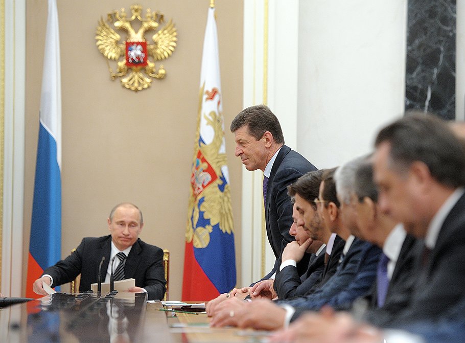 Вице-премьер Дмитрий Козак (стоит)