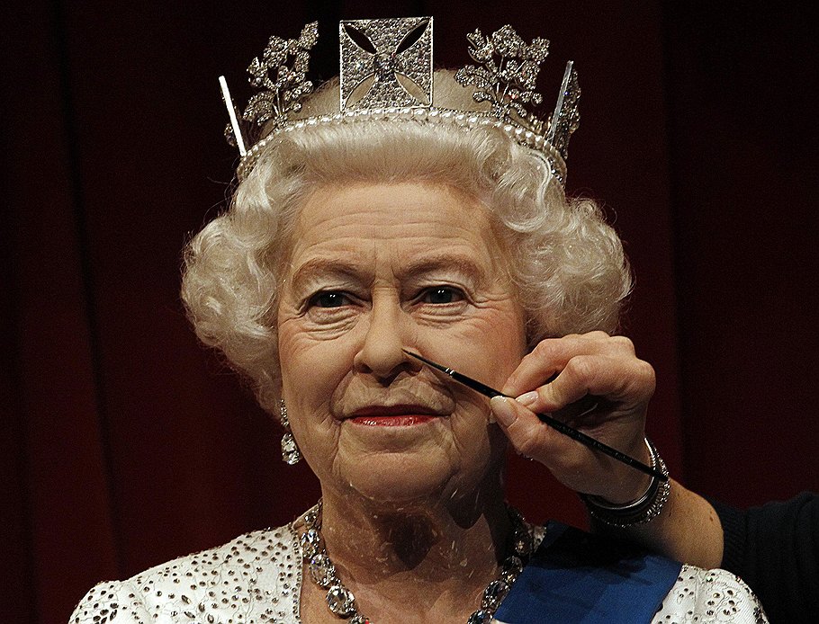 Новая восковая фигура британской королевы Елизаветы II выставлена в Музее мадам Тюссо в честь 60-летнего юбилея нахождения британского монарха на троне