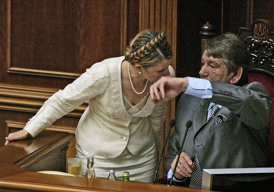 Юлия Тимошенко и Виктор Ющенко во время заседания Верховной Рады Украины 
Киев, июль 2005
