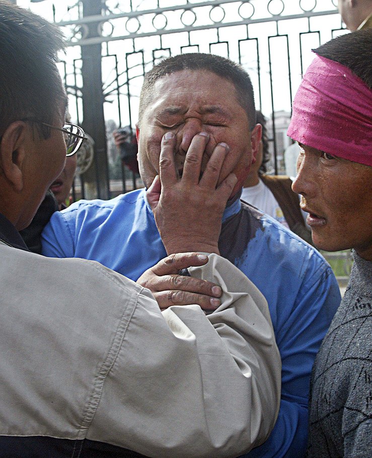 Столкновение киргизской полиции и сторонников оппозиции 

Бишкек, март 2005
