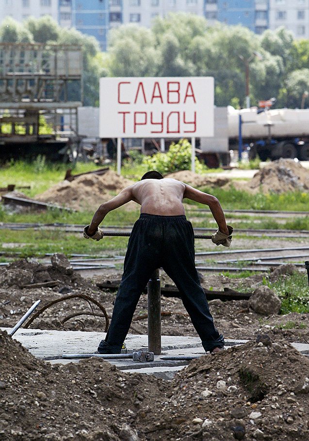 Рабочий на Судостроительном заводе 

Москва, июнь 2006
