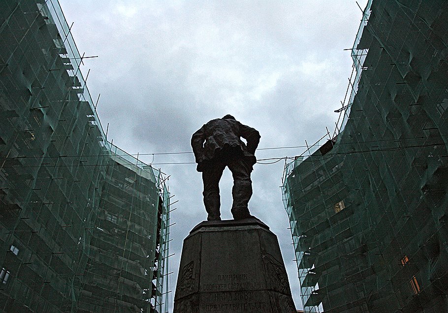 Памятник советскому дипломату Воровскому, установленный в 1924 г на пересечении Кузнецкого моста с улицей Большая Лубянка

Москва, август 2006

