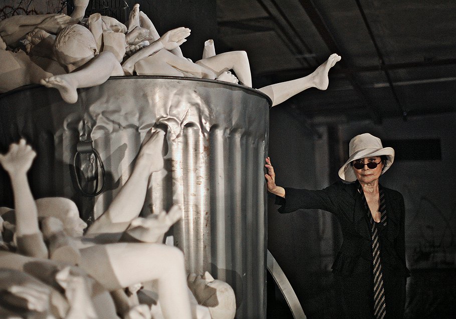 Йоко Оно, - вдова Джона Леннона, - перед открытием своей выставки &quot;Одиссея таракана&quot; в Торговом доме ЦУМ

Москва, май  2007
