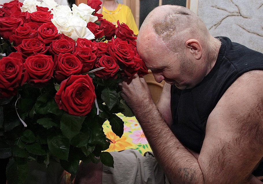 Бывший главный редактор газеты &quot;Химкинская правда&quot;, ставший инвалидом после нападения неизвестных,  принимает цветы от Фонда помощи журналисту
г. Химки, ноябрь 2010

