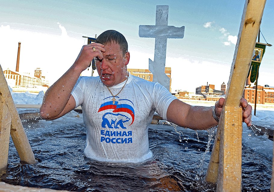 Крещенское купание в проруби на Большой Невке возле храма Преображения Господня

Санкт-Петербург, январь 2010
