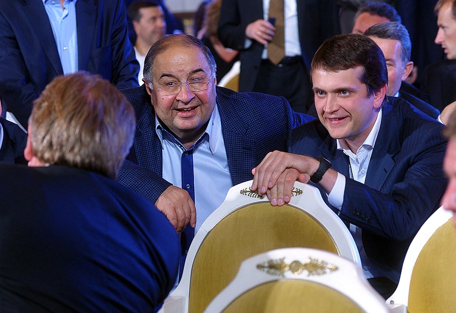 Генеральный директор "Газпроминвестхолдинга" Алишер Усманов (в центре) 