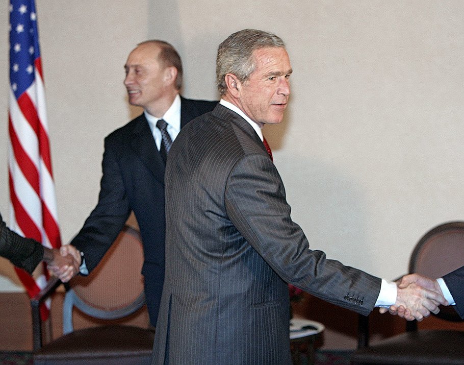 Президент России Владимир Путин (слева) и бывший президент США Джордж Буш на деловой встрече в южнокорейском городе Пусан 19 ноября 2005 года.