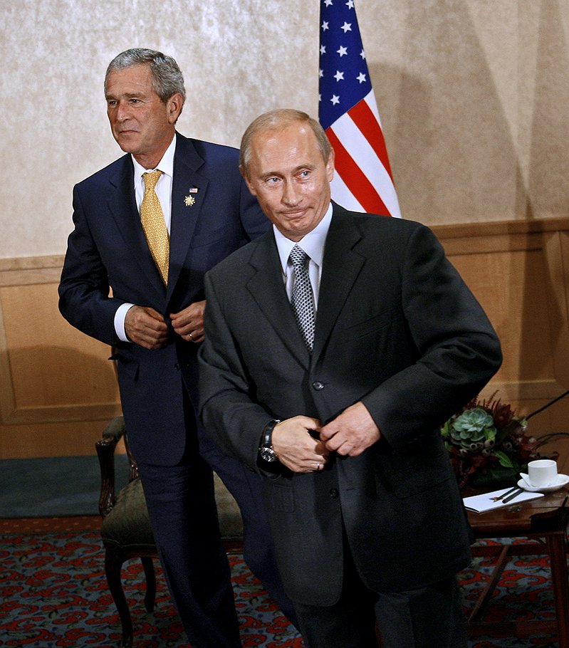 Президент России Владимир Путин (справа) и экс-президент США Джордж Буш на саммите АТЭС в Сиднее.