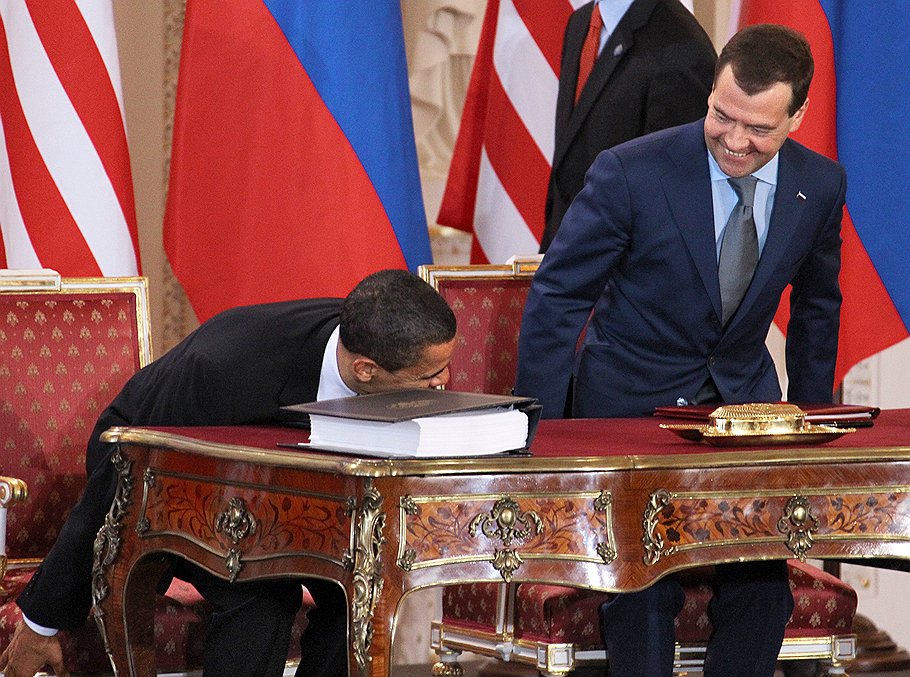 Президент США Барак Обама (слева) и бывший президент России Дмитрий Медведев во время церемонии подписания &quot;Договора о мерах по дальнейшему сокращению и ограничению стратегических наступательных вооружений (СНВ)&quot;. Церемония прошла в Испанском зале резиденции президента Чехии в Пражском Граде 8 апреля 2010 года.