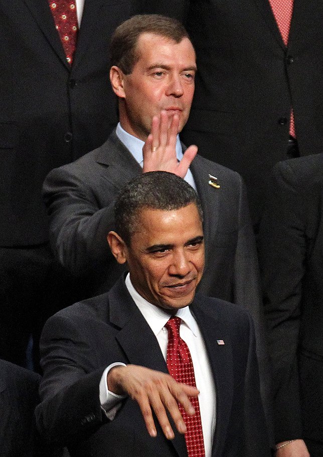 Бывший президент России Дмитрий Медведев (вверху) и президент США Барак Обама во время фотосессии глав государств и правительств - участников саммита в Вашингтоне по вопросам ядерной безопасности 13 апреля 2010 года.