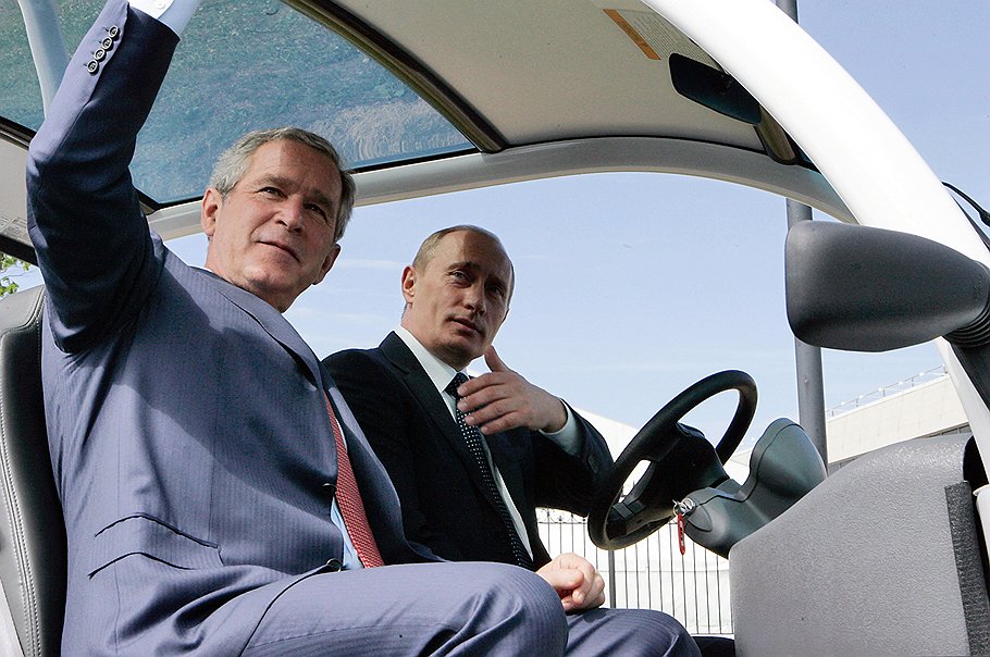 Бывший президент США Джордж Буш (слева) и президент РФ Владимир Путин перед официальным открытием саммита G8 в Санкт-Петербурге 15 июля 2006 года.
