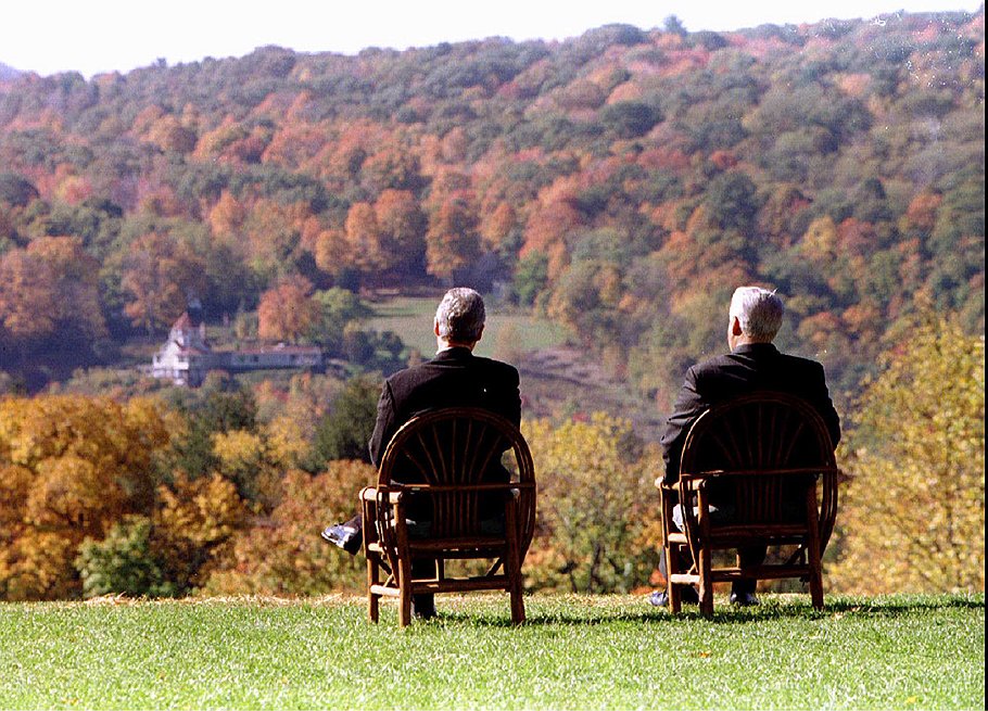 Первый президент РФ Борис Ельцин (справа) и бывший президент США Билл Клинтон в бывшем поместье Рузвельта в Гайд-парке (Нью-Йорк) 23 октября 1995 года.