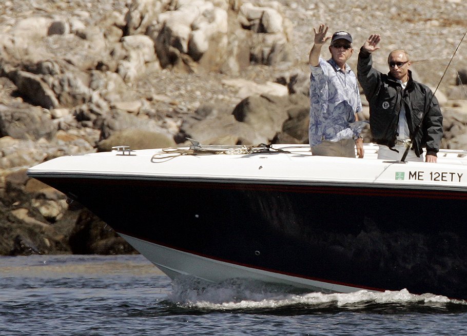 Бывший президент США Джордж Буш (слева) и глава РФ Владимир Путин на рыбалке в Кеннебанкпорте 2 июля 2007 года.